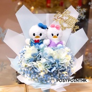 唐老鴨Donald Duck與Daisy黛絲情侶公仔藍白仿繡球花公仔結婚禮物花束加配燈串加配Happy Wedding祝賀牌