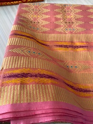 Set Kain Songket Thailand Motif Geometris Warna Pink Baby dan Selendang Rumbe Ronce