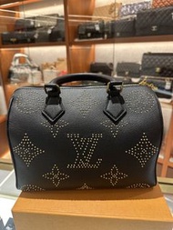 新同 Louis Vuitton LV Speedy 25 黑色全皮窩釘手挽斜咩袋 連長肩帶 鎖
