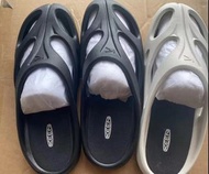 Keen Shanti系列 戶外運動拖鞋 黑色/白色