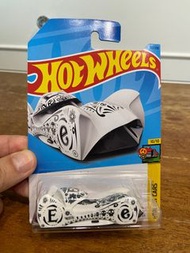 Hot wheels HW Art Cars Cloak and Dagger 白色黑色拉花藝術跑車 小汽車 火柴盒車 Tomica車 大小