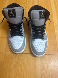 Air Jordan 1 Mid 灰白黑