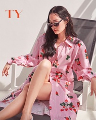 [Ty] Peony Shirt Strawberry Dress เดรสเชิ้ตแขนยาว ดีไซน์คอปก กระดุมด้านหน้า ลายพิมพ์สตรอเบอร์รี่