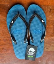 ~~挑找屋--FIPPER 馬來西亞品牌100%天然橡膠材質全新標籤未拆深灰藍色底黑色鞋帶夾腳拖鞋/人字拖~~