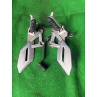 Footstep step front footrest all new honda cb 150 x /cb 150 r facelife original right Kiri