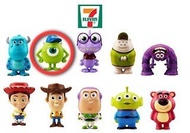 7-Eleven × 
Disney Pixar 迪士尼 彼思
Monster University 怪獸大學
大眼仔 "筆" Buddies 
公仔內藏螢光筆
輕輕把公仔雙腳向上推，筆會從頭頂彈出。