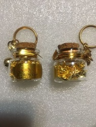金粉生根(L)|金澤金箔的箔（hakuichi) 2個    是往瓶裏裝好兆頭的金箔的生根鑰匙圈。 在到重要的幸福的分享。 [商品名稱]金粉生根(L) [材料]本金箔，玻璃瓶 [尺寸]φ30mm [使用上的警告]不是食用金箔