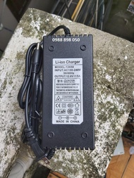 Cục sạc 12.6v 5a dùng cho pin Li-ion 10.8V 11.1V 12V có quạt và đèn báo đầy