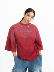 Pania Ixora Text Tee in Rusty Wash Red แพนญาเสื้อยืดลายอักษรรุ่นอิกซอร่าสีแดงฟอก