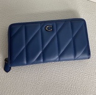 C8570 2023最新款藍色錢包 COA**絎縫PILLOW MADISON長拉鏈錢包軟歐包，軟fufu的超級糯 錢包 皮夾 錢夾