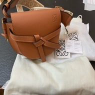 Loewe mini gate 寬背帶 焦糖色