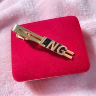 LNG金領帶夾+紅色絨面珠寶盒 近新收藏品 鍍K金無保證書僅當一般領帶夾出售@ch1