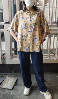 翻領襯衫，棉麻印花，短袖，無袖籠，側邊高開衩，弧形下襬。