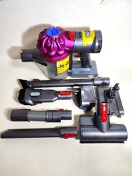 Dyson V7 vacuum cleaner無線吸塵機，全機已深層清潔，整體機件運轉良好吸力強勁，電池運轉27分鐘狀態良好，所有吸頭配件及火牛全新，贈送多一粒電池運轉11分鐘，全機保養3個月，歡迎查詢!