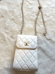 白色金球Chanel bag in white lambskin with a gold ball charm