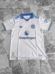 เสื้อฟุตบอลแมนเชสเตอร์ ยูไนเต็ด แฟนบอล คอนเซปต์ คิท 2026/2027 สีขาวปกน้ำเงิน Man United Concept Kit