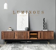 北歐簡約型格復古中古Vintage風格懷舊設計全實木北美進口FAS級黑胡桃木電視櫃.選用頂級北美木中貴族黑胡桃木打造,黑胡桃木厄搭金屬腳,將復古與時尚融合在一齊.個性十足,充滿品味.
係一款高質素又型