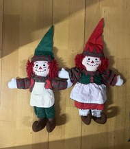 Applause 生產的2002年聖誕版 Raggedy Ann 和 Raggedy Andy 小精靈娃娃。