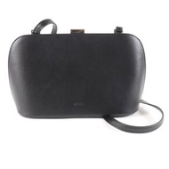 VASIC EMMA 黑色真皮單肩包，包身刻有品牌標誌，扣環設計，成色極佳。附防塵袋。