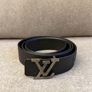 LV黑色字體銀扣皮帶