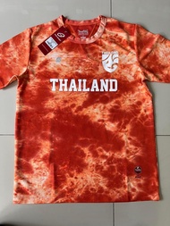 เสื้อไทยโทน Ego Sport เสื้อกีฬาลายไทยโทน เสื้อลายมัดย้อมคอกลม โลโก้ทีมชาติ