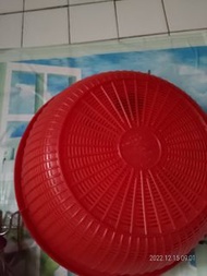 紅色的洗菜籃過濾籃裝菜籃大的紅色塑膠籃子