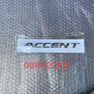 Logo Accent được dán phía sau xe Hyundai Accent