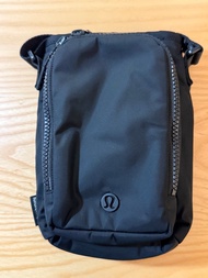 Lululemon water bottle crossbody with front pocket 2L