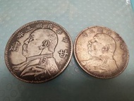 袁大頭銀幣兩枚，壹圓及伍圓