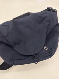 Lululemon Curved 斜背包  Crossbody Bag 3L