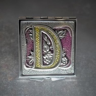 錫雕 個人專屬字母 頭文字D隨身鏡 隨時整理儀容的好幫