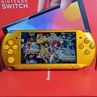 高配新淨Sony PSP3000掌上遊戲機PSP遊戲掌機齊件：①高速128G卡已入滿過百遊戲+②卡套+③原廠電池+④三腳雙USB多功能火牛+⑤充電線+⑥數據線+⑦HTC魔音入耳式立體聲遊戲耳機+⑧水晶保護殼————已升級固化最新系統，可玩絕大部分超過20000款遊戲（門市開單，半年保養）