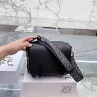 Loewe กระเป๋ากระเป๋าหิ้ว Tali Bahu กว้างพิมพ์ลายหนังความจุขนาดใหญ่กระเป๋าสำหรับทั้งหญิงและชาย Tali Bahu ปักลายกระเป๋าสะพายไหล่ใส่ครีมกันแดด