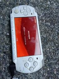 PSP Sony掌上型遊戲機 可開機但畫面只會在USB設定。附原廠電源線電池有些凸出