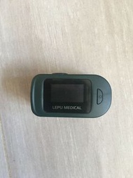 全新 pod-5 指尖血氧計 fingertip oximeter (用 AAA-battery)