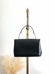 【 日本直送 名牌中古包 】Salvatore Ferragamo 手提包 黑色 皮革 翻蓋 頂部提把 vintage sca6k6