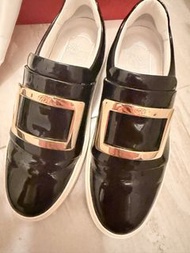 Roger Vivier 黑色漆皮金扣樂福鞋