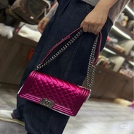 【威選精品】💖 CHANEL Le Boy 中號｜玫紅鏡面漆皮・銀扣鏈條包