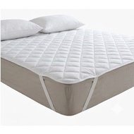 Nile Valley's 5 Star Hotel Egyptian Elastic Mattress Protector. 6-in-1 protection, Sleep Safely