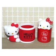 日本進口 三麗鷗 正版授權 Hello Kitty 絨毛置物娃娃 收納桶 筆筒 置物筒 彩妝收納 絨毛 玩偶 娃娃 KT 凱蒂貓 日貨