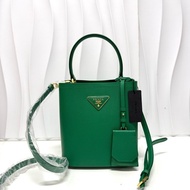 Prada / 普拉達 Panier 系列牛皮手提 綠水桶包