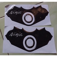 Emblem timbul segitiga Ninja RR