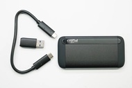 Curcial X8 2TB SSD*  Crucial X8 外接式 SSD 現已擴增容量至 2TB，維持同樣精巧的機身外型，並提供 USB 3.2