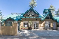 The Corner House - Mashobra by StayVista - 4BHK with Mountain View & Pool Table