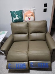 Cheers 芝華仕 雙電動科技布梳化，連USB 差電插口
正常運作
尺寸為 W140 x D94 x H100cm。原價為$8599，現正優惠中。
50397

兩座位設計。顏色為淺棕色，配有電動腳