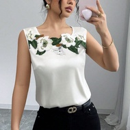เสื้อแขนกุดผ้าไหมแท้ตกแต่งด้วยลูกไม้ดอกไม้ สไตล์โรแมนติกและมินิมอล เหมาะสำหรับสวมใส่ในชีวิตประจำวัน 