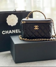 最新22K 爆款 專屬VIP款式 全新現貨 CHANEL SMALL VANITY WITH CHAIN AND TOP HANDLE 編織手柄 長盒 長盒子 手袋 包 (黑色 BLACK X 金扣 GHW) 羊皮 菱格紋 可放IPHONE PRO MAX  (附專櫃單)