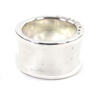 成色極佳：香奈兒925銀戒指，刻有品牌標誌，相當於日本14號，重17.35克。男女皆宜。