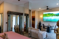 Huge custom Apartment 98in TV & Supper King Bed !