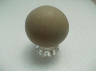【采鑫坊】夜明珠原礦石~夜明珠球自然圓51.5mm有微拋光外還看的到石表層皮~附座